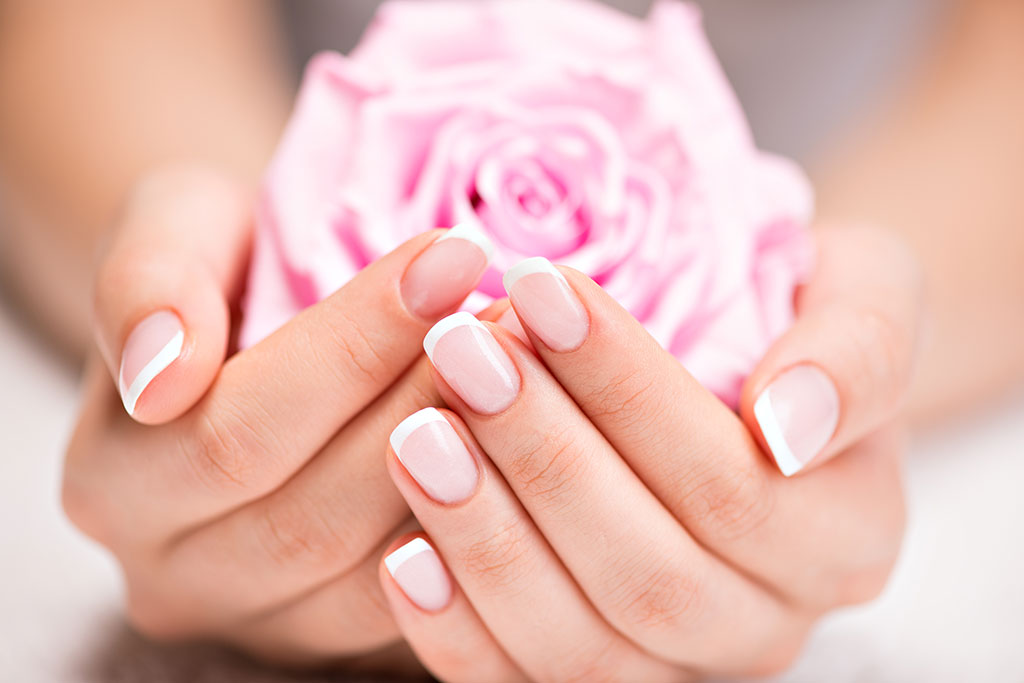 Hands-holding-flowers